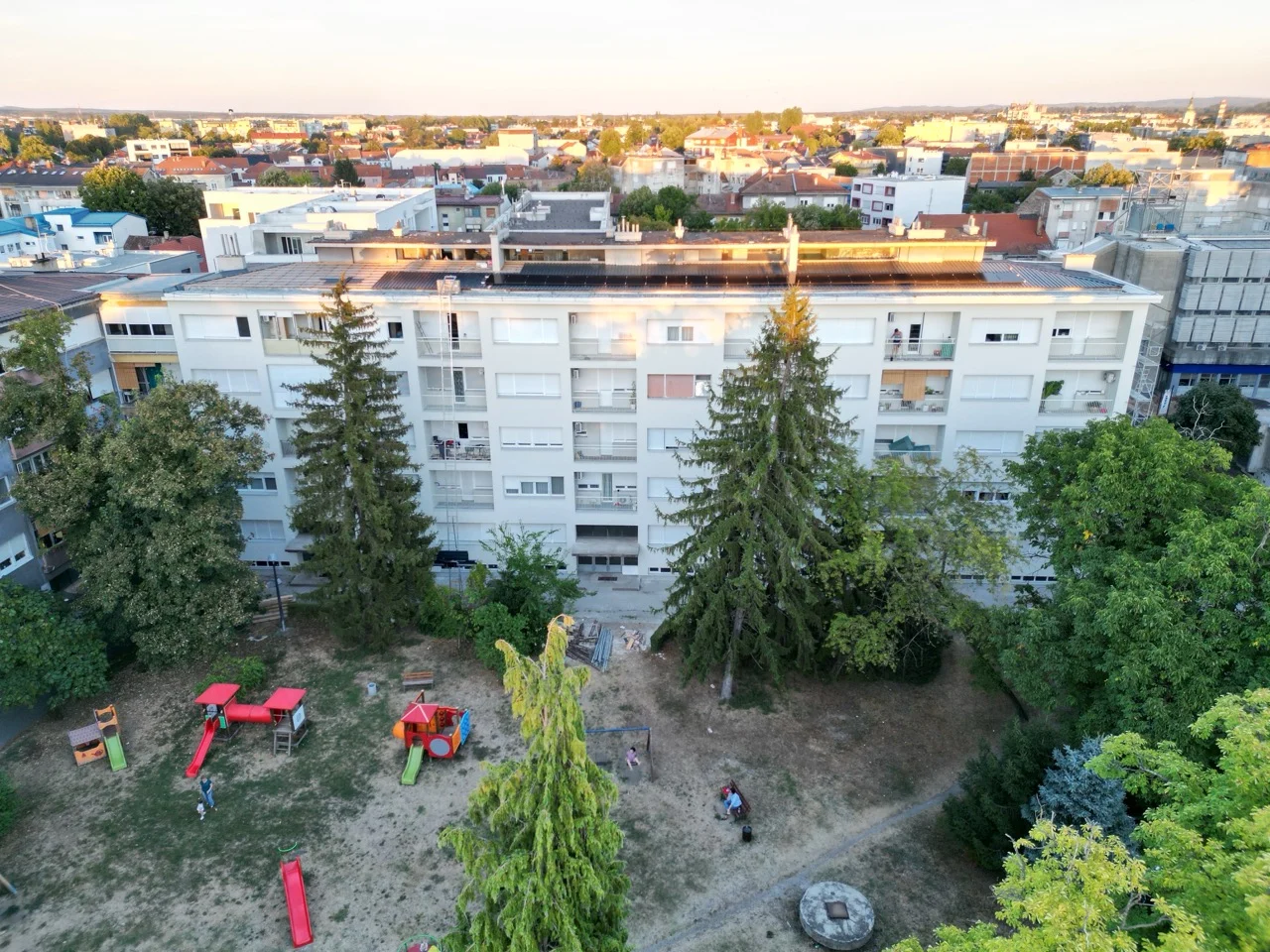 Novo pročelje zgrade Trg pobjede 24–26 s pogledom na zeleno dvorište