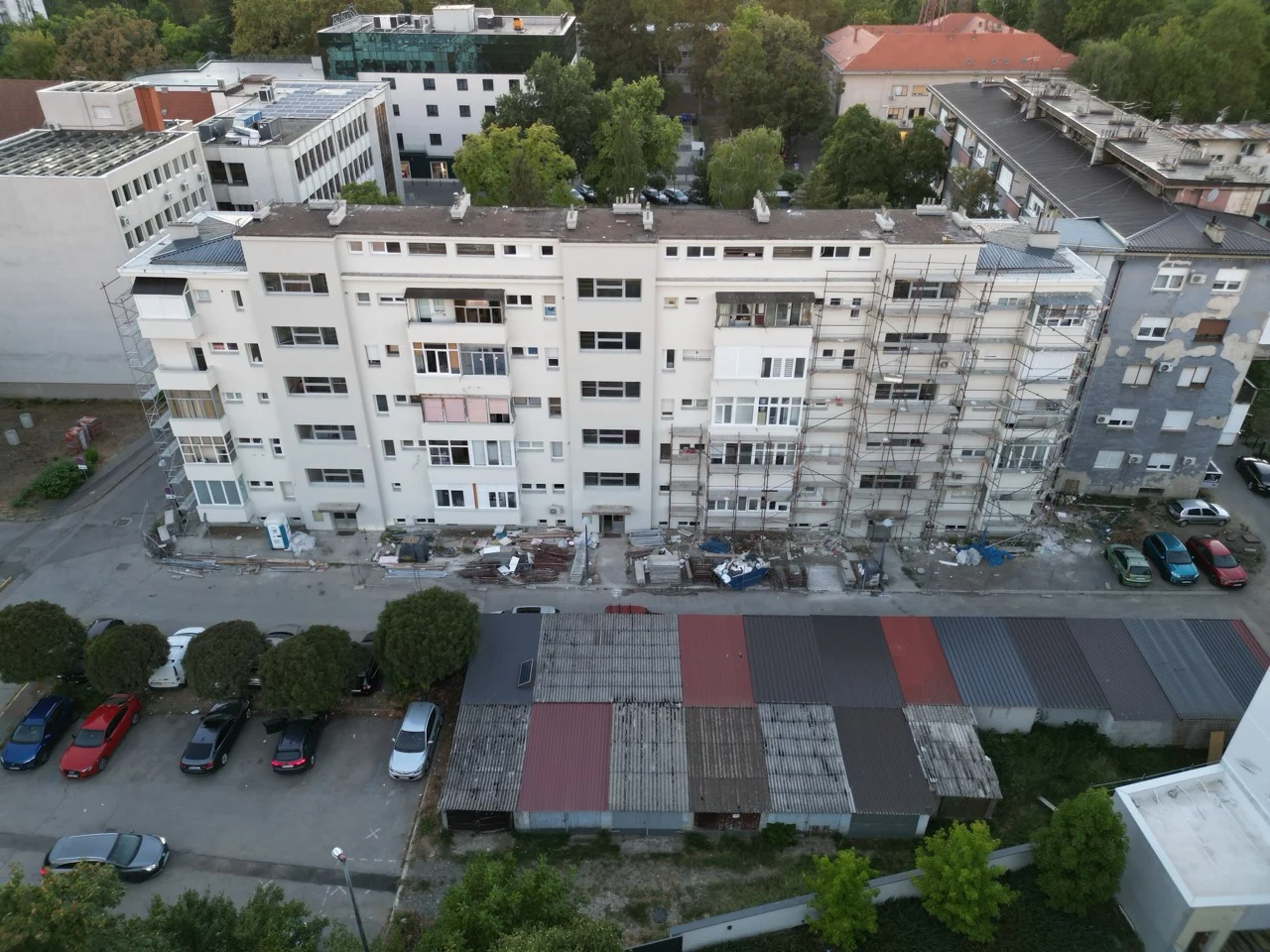 Pogled na pročelje i trg